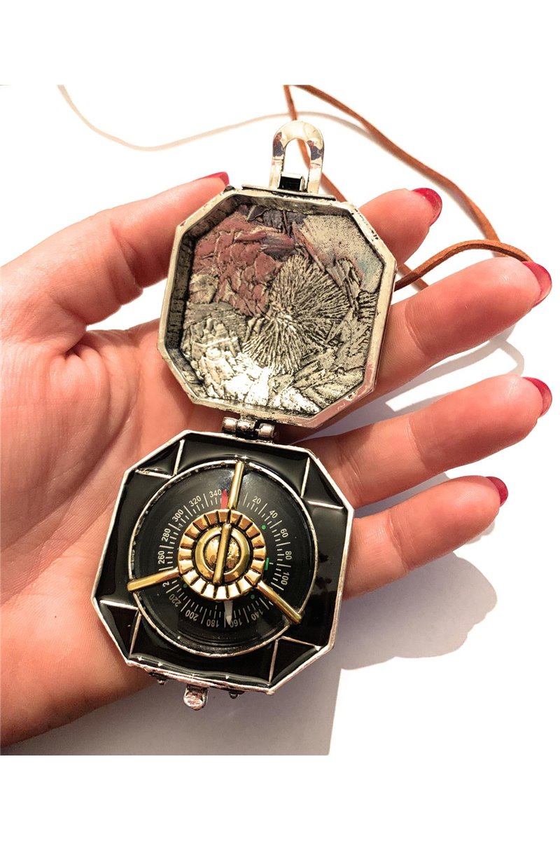 Bussola che punta al nord pirati