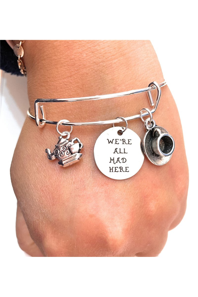 Bracciale Bangle con piastrina incisione We're All Mad Here